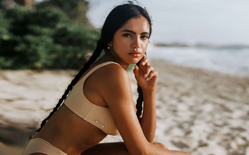 hermosa novia española en la playa